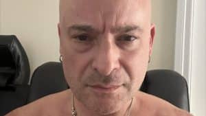 David Draiman, chanteur du groupe Disturbed, suscite la controverse en écrivant un message provocateur sur un obus israélien