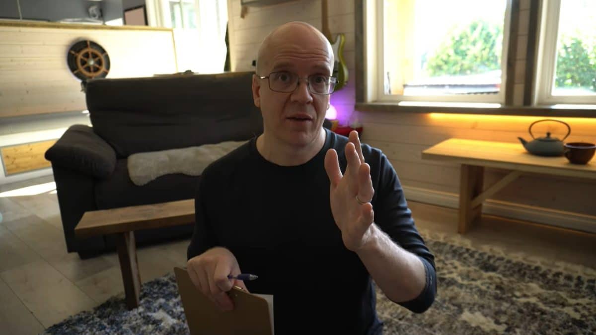 “Une chose que j’ai vraiment remarquée, c’est à quel point mes coiffures étaient affreuses au fil des ans” ; Devin Townsend annonce un nouveau livre