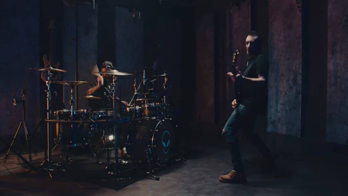Dreamshade : Regardez le batteur et le bassiste du groupe jouer Grey Days en studio !
