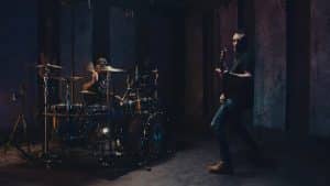 Dreamshade : Regardez le batteur et le bassiste du groupe jouer Grey Days en studio !