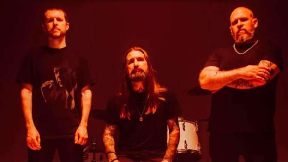 “J’ai le cœur brisé à l’idée de ne plus jamais jouer ces chansons en concert” ; Many Eyes se sépare du guitariste Charlie Bellmore