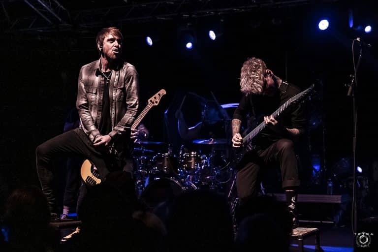 Caskets transforme la douleur en puissance dans son nouveau single Make Me A Martyr