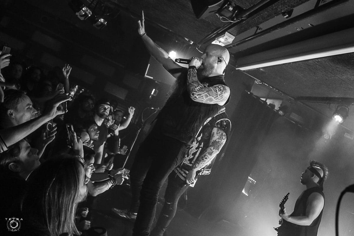 Atreyu annonce une tournée européenne pour célébrer The Curse, avec des étapes en France, en Belgique, en Suisse et au Luxembourg