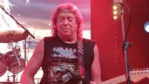“J’ai encore un souhait sur ma liste” ; Dennis Stratton affirme qu’il aimerait remonter sur scène avec Iron Maiden