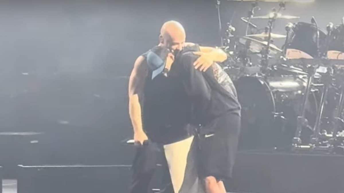 David Draiman, le chanteur de Disturbed, étreint un fan sur scène et partage avec lui un moment d’émotion