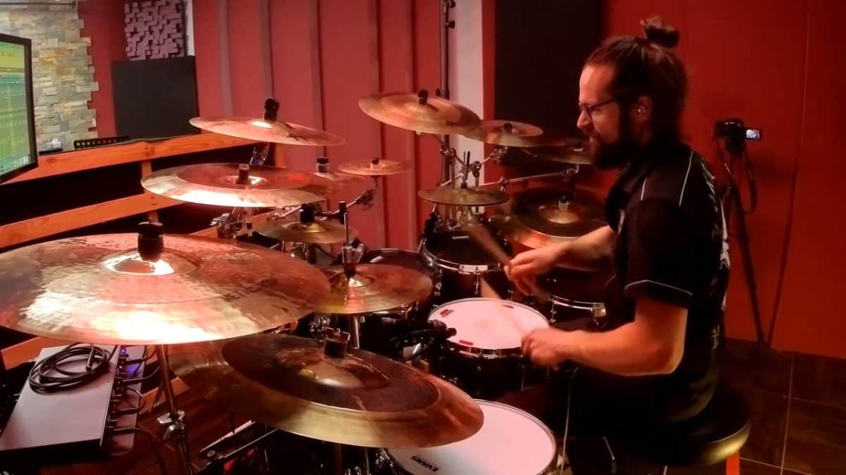 Kevin Paradis, batteur de Benighted, lance un concours de reprises de batterie avec des prix alléchants
