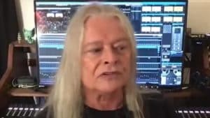 Un producteur légendaire déclare qu’il est inutile de produire des “disques de qualité supérieure” et prédit l’avenir de la musique en direct