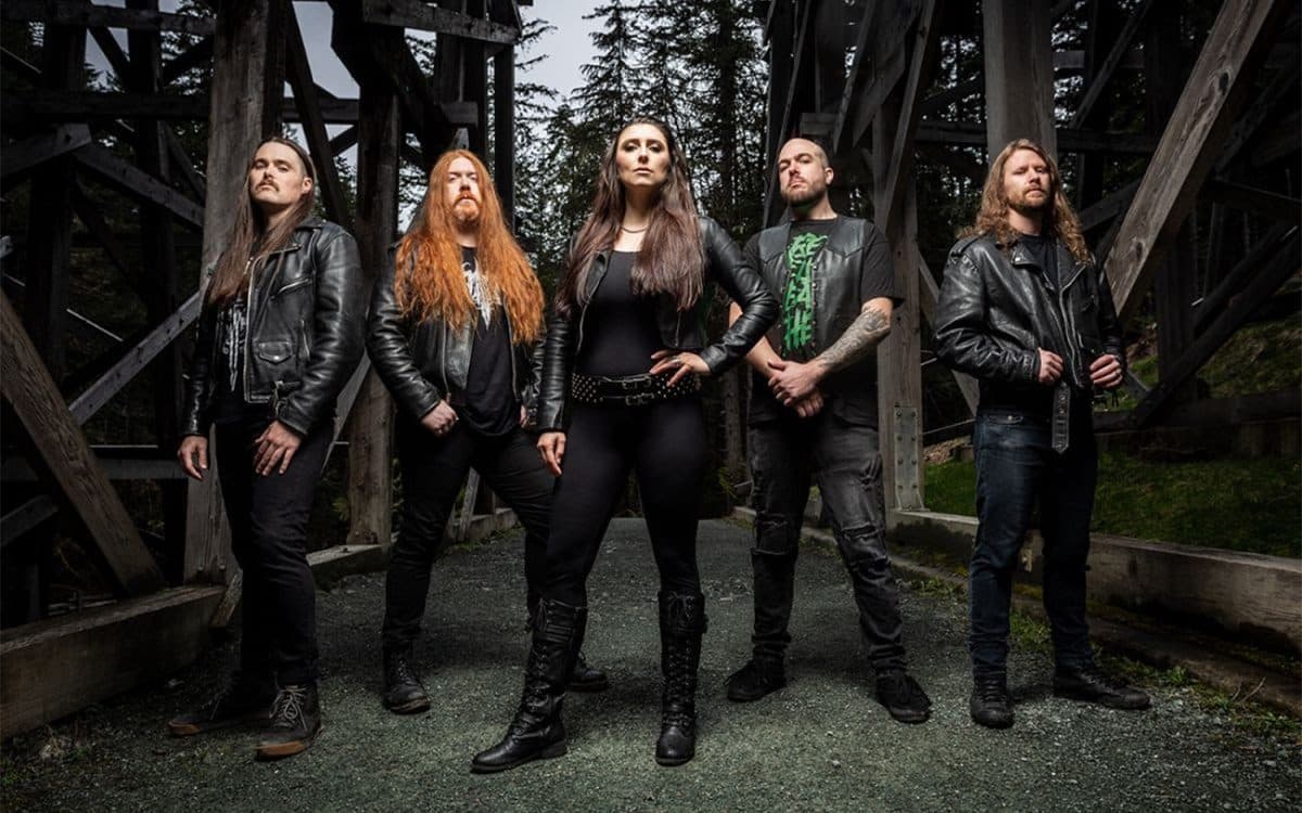 “Je suis fatiguée de voir mes amis (et nos jeunes) écrasés par les objectifs inatteignables qui sont affichés sur les réseaux sociaux” ; Brittney Slayes de Unleash The Archers dévoile les secrets de leur nouvel album