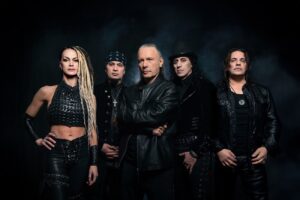 Bruce Dickinson fustige les fans qui ont fumé et utilisé du gaz poivré lors de son concert à Brasilia