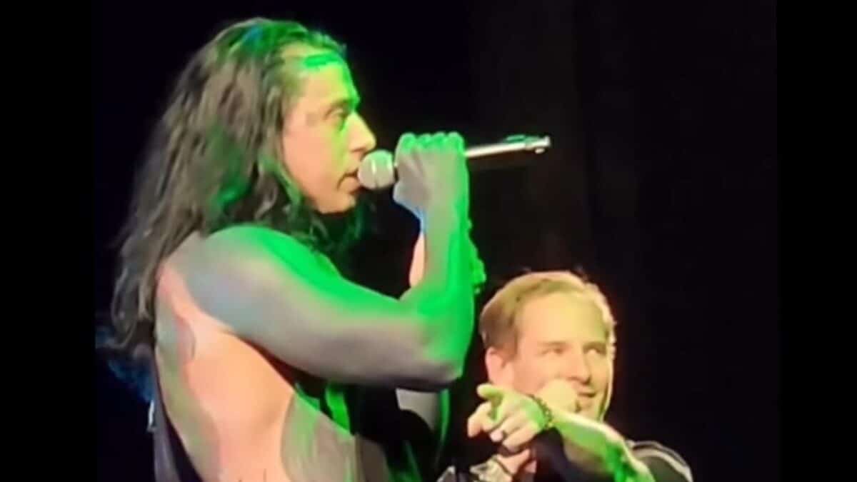 Corey Taylor (Slipknot) remonte sur scène et rejoint Falling In Reverse pour une performance de Drugs à Las Vegas