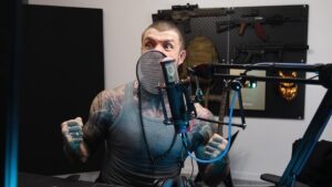 Alex Terrible se déchaine sur une reprise brutale de Lorna Shore