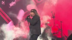 La nuit mouvementée de Mötley Crüe à Atlantic City : Première performance du nouveau single, chute de Vince Neil sur scène et coup d’envoi de la tournée