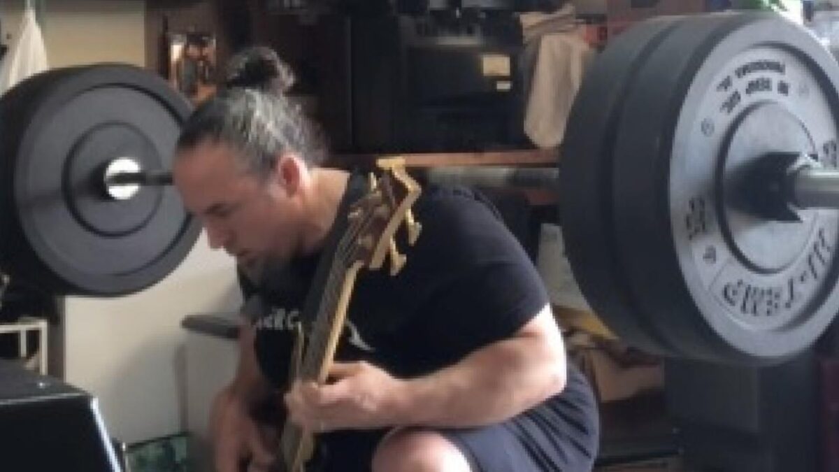 Un musicien de l’Alabama soulève 100 kg tout en jouant le solo de basse de (Anesthesia) – Pulling Teeth de Metallica
