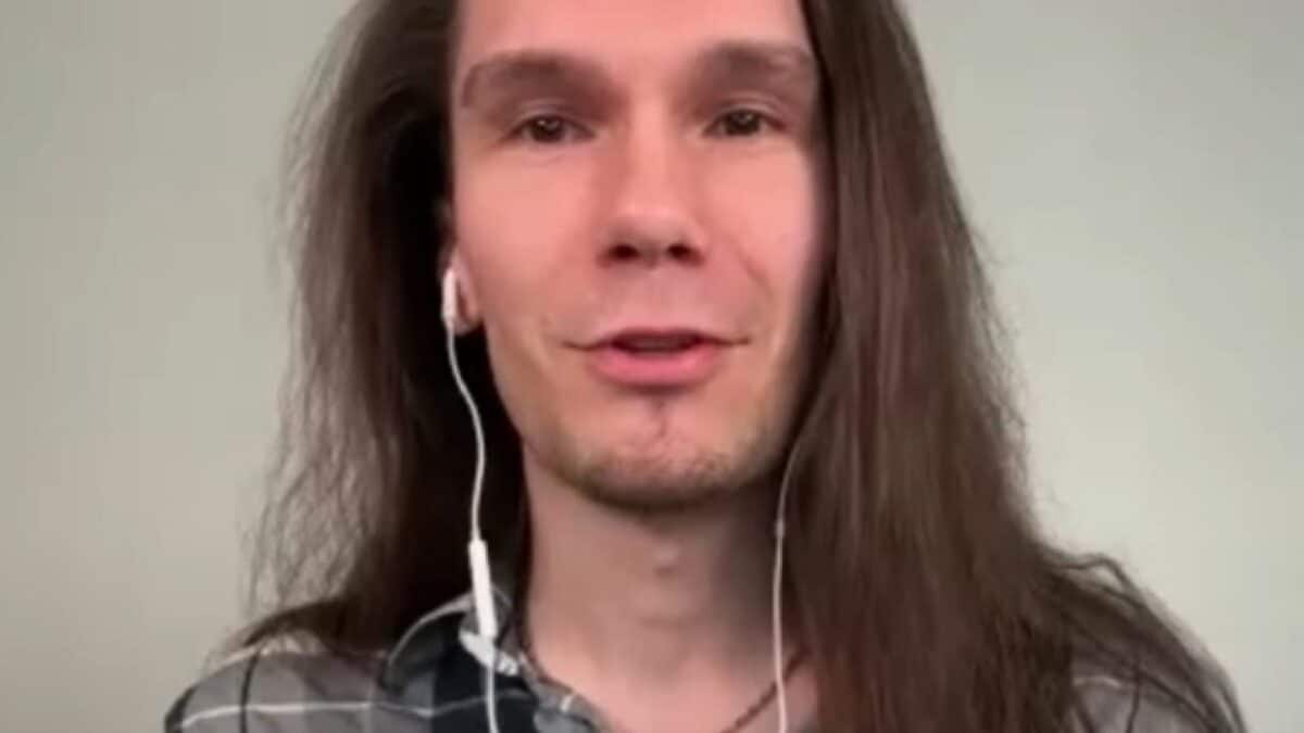 Teemu Mäntysaari dit qu’il a étudié le style des anciens guitaristes de Megadeth pour leur témoigner du respect