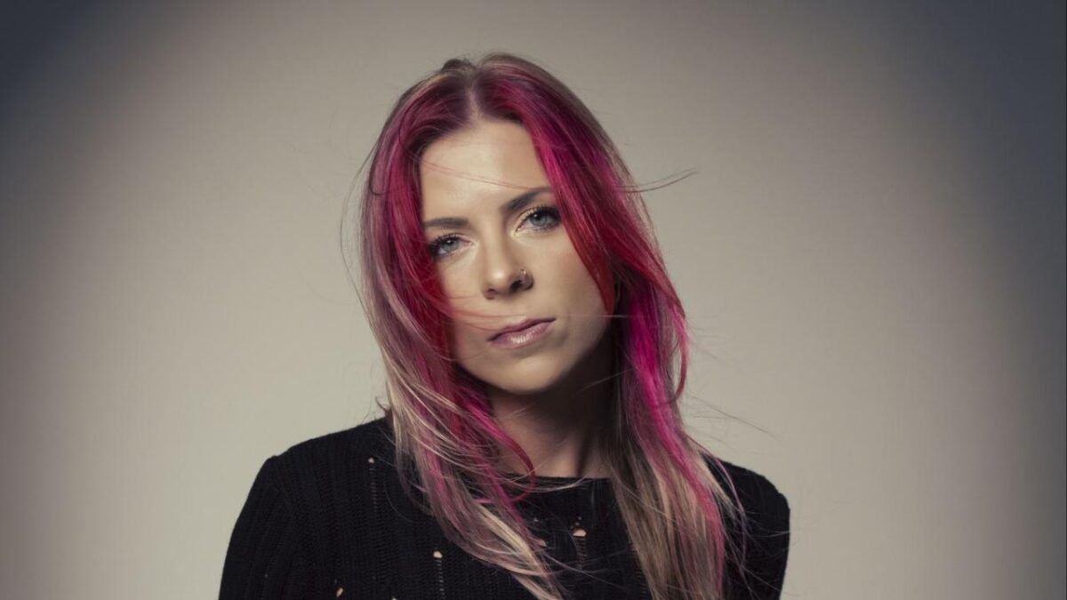 Taylor Acorn annonce son premier album, Survival In Motion
