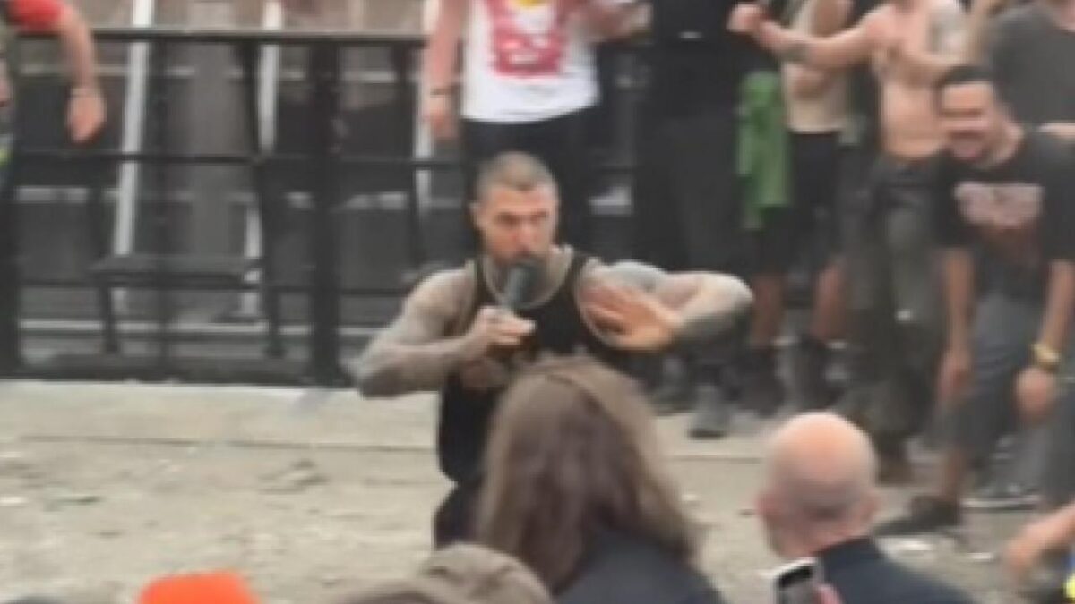 Alex Terrible, de Slaughter To Prevail, initie un wall of death à l’intérieur de la fosse au festival Copenhell