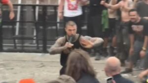 Alex Terrible, de Slaughter To Prevail, initie un wall of death à l’intérieur de la fosse au festival Copenhell