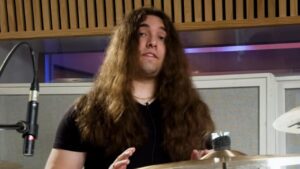 Chris Dovas, le nouveau batteur de Testament, montre ses cymbales et joue Native Blood en studio