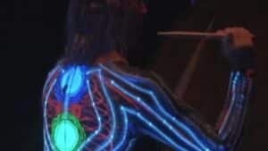 Danny Carey, le batteur de Tool, inaugure une étonnante combinaison illuminée lors de la tournée européenne du groupe