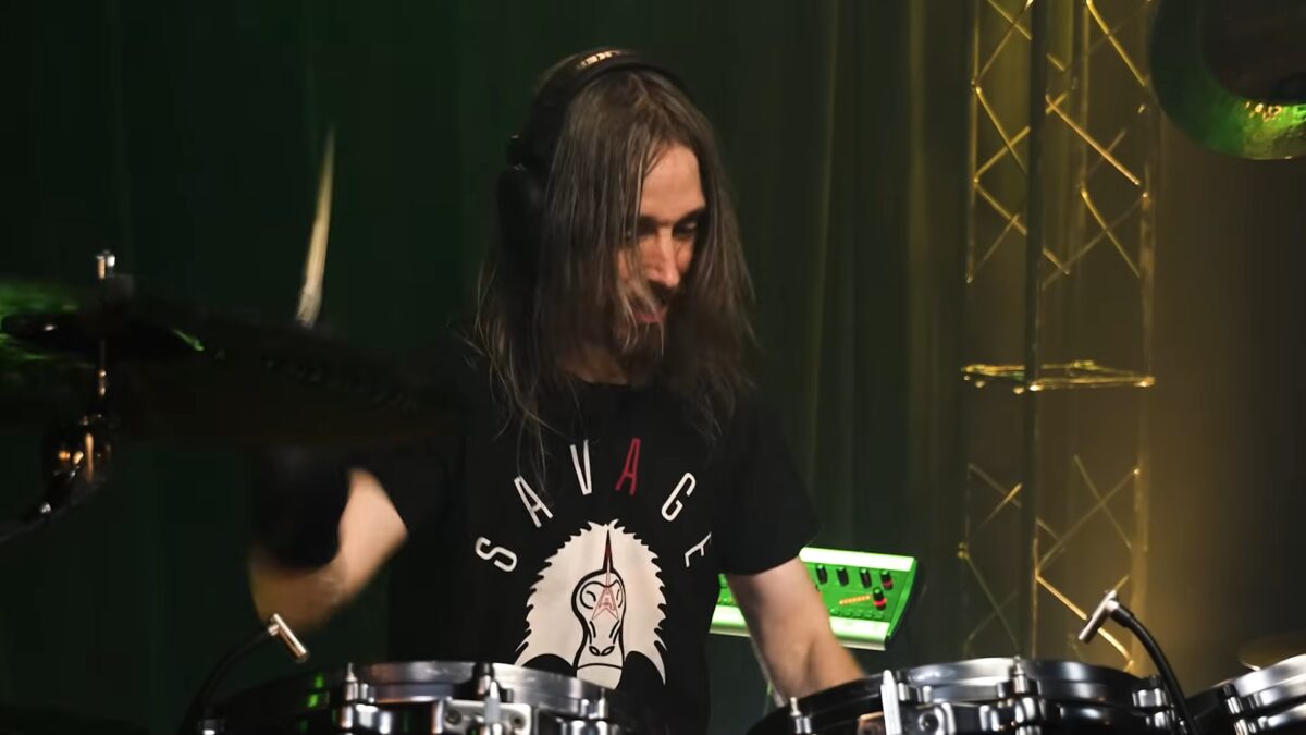 Le batteur de Megadeth, Dirk Verbeuren, s’attaque à Misery Business de Paramore dans le cadre d’un défi de Drumeo