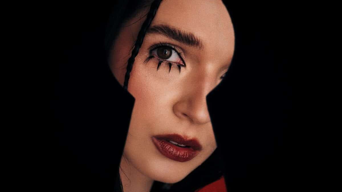 Poppy révèle un nouveau single, New Way Out, produit par Jordan Fish (ex-Bring Me The Horizon)