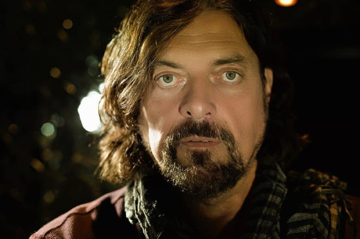 “Je n’ai jamais trouvé cela chez aucun autre guitariste” ; Alan Parsons fait l’éloge du talent exceptionnel du guitariste Ian Bairnson, aujourd’hui décédé