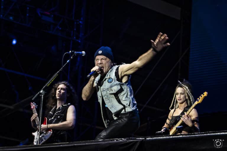 Bruce Dickinson (Iron Maiden) affirme que jouer dans des petites salles ne lui pose aucun problème