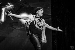 “S’il vous plaît, dites-moi que je ne vais pas finir comme ça !” : Bruce Dickinson raconte comment Mötley Crüe lui a fait prendre conscience du danger du rock’n’roll