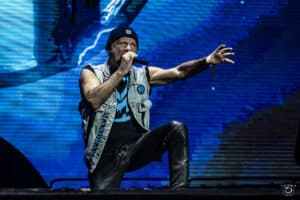 Bruce Dickinson ravit les fans grecs en interprétant un passage d’Alexander the Great au Release Athens Festival