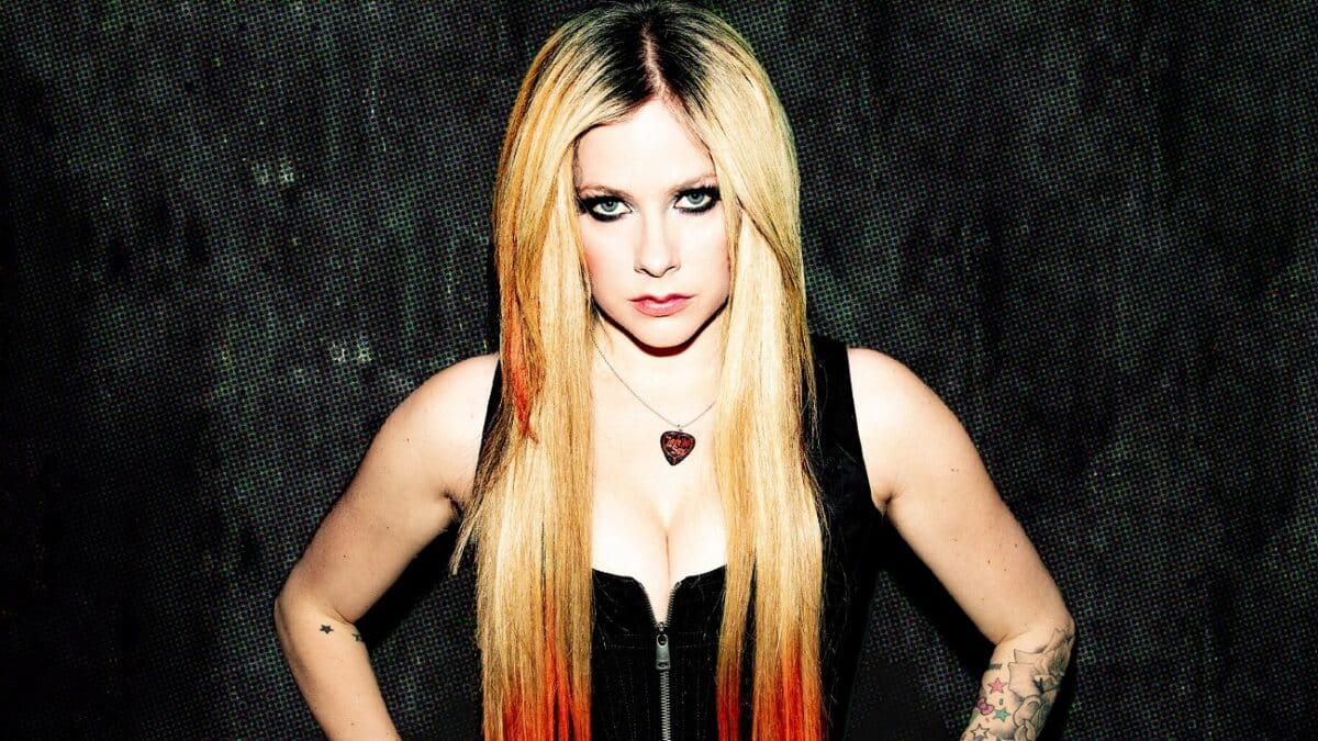 « C&rsquo;est juste drôle pour moi » ; Avril Lavigne réagit à la théorie du complot selon laquelle elle aurait été remplacée par une doublure