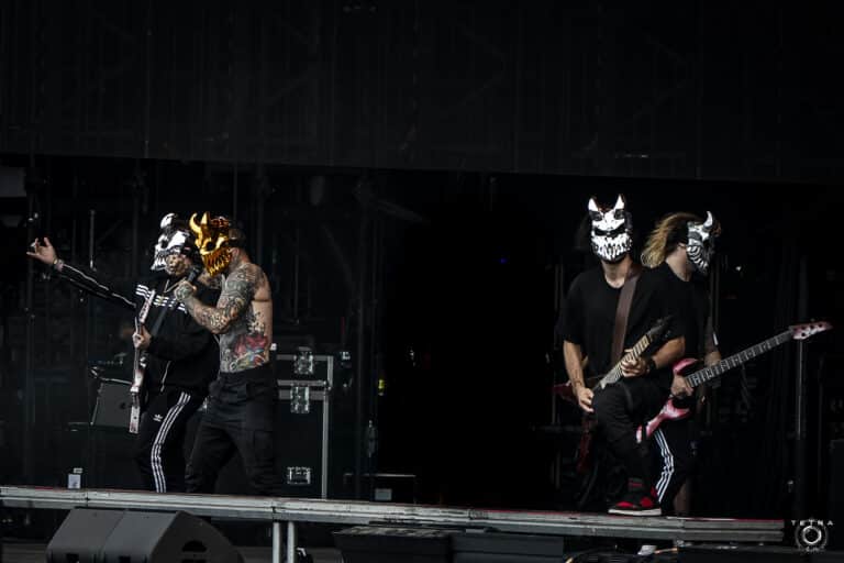 “Merci mon Dieu, tout le monde est vivant” : l’atelier de fabrication de masques d’Alex Terrible s’est effondré