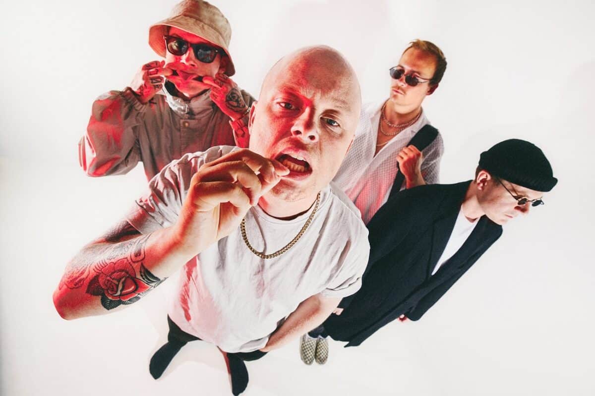 Atena présente un nouveau single, Full Force to the Heart