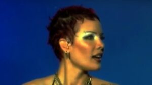 Halsey sort un nouveau titre rock, Lonely Is The Muse, aux influences emo et pop-punk