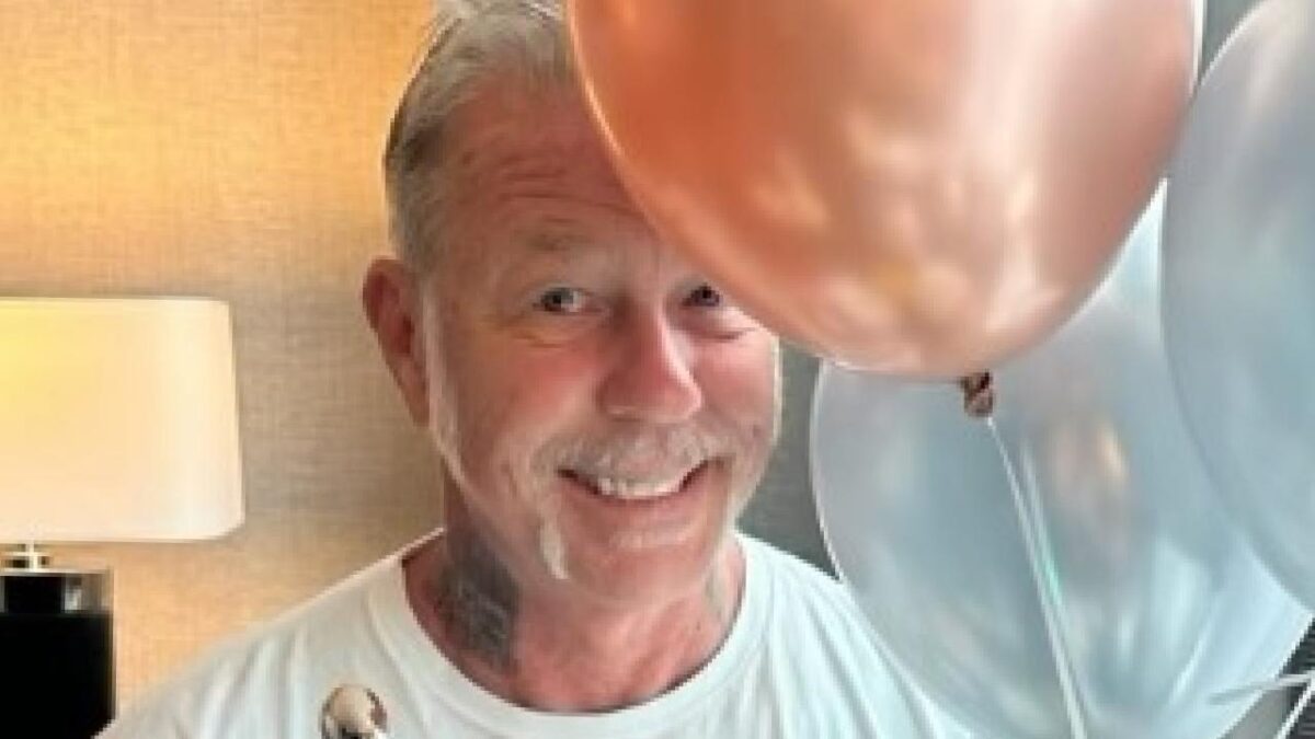 James Hetfield célèbre son 61e anniversaire en interprétant Enter Sandman à l’hélium