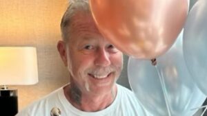 James Hetfield célèbre son 61e anniversaire en interprétant Enter Sandman à l’hélium