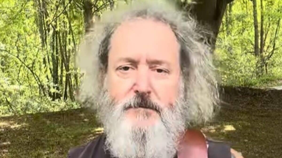« Vous vendrez des t-shirts à des gens ivres jusqu&rsquo;à la fin de votre vie… » ; La légende de la basse Jeff Pinkus s&rsquo;exprime sur les défis à relever pour gagner sa vie en tant que musicien