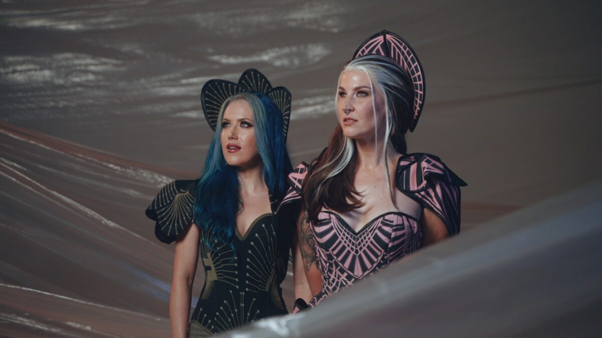 Charlotte Wessels dévoile un nouveau single avec Alissa White-Gluz avant la sortie de son album