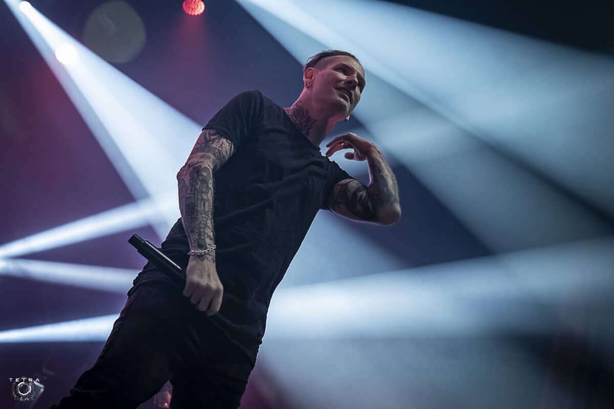 Corey Taylor (Slipknot, Stone Sour) reprend Chappell Roan, Incubus et Foo Fighters lors d’un concert acoustique