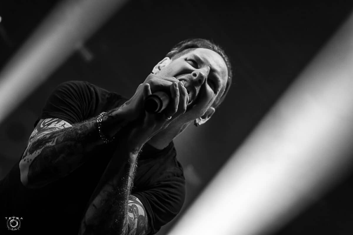 “Entre force brute et vulnérabilité” : Corey Taylor fait trembler l’Olympia et émeut son public