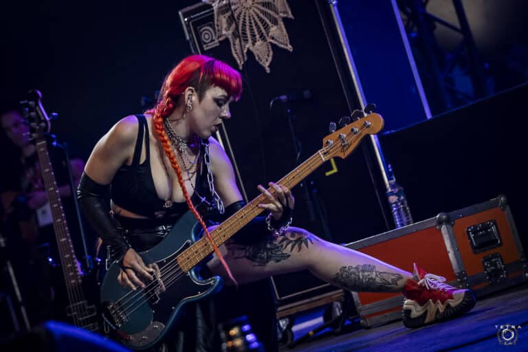 “On incarne une forme de girl power par la force des choses, mais on est surtout là pour la musique” : Une rencontre fusionnelle avec Grandma’s Ashes au Motocultor