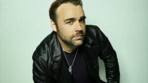 “Sans les humains, les plateformes ne valent rien” – Streaming, IA, exploitation : Ash Avildsen (Sumerian) dénonce une industrie aux mains des opportunistes