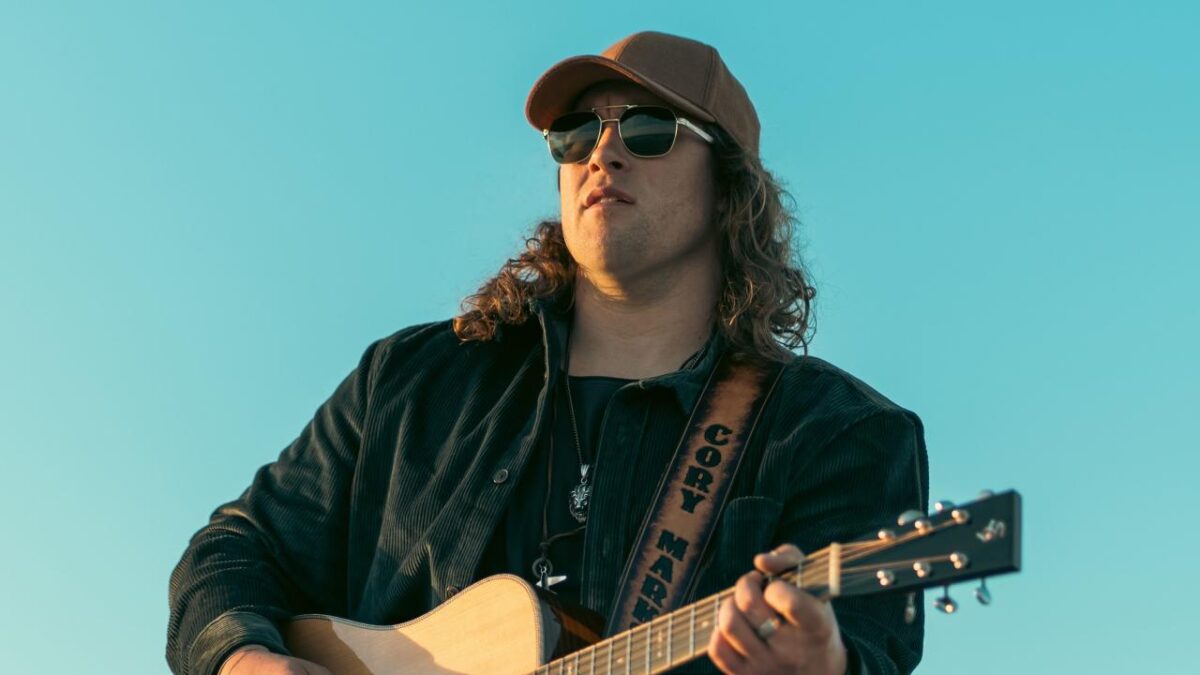 Une touche d’émotion : Cory Marks sort une version acoustique de Sorry For Nothing