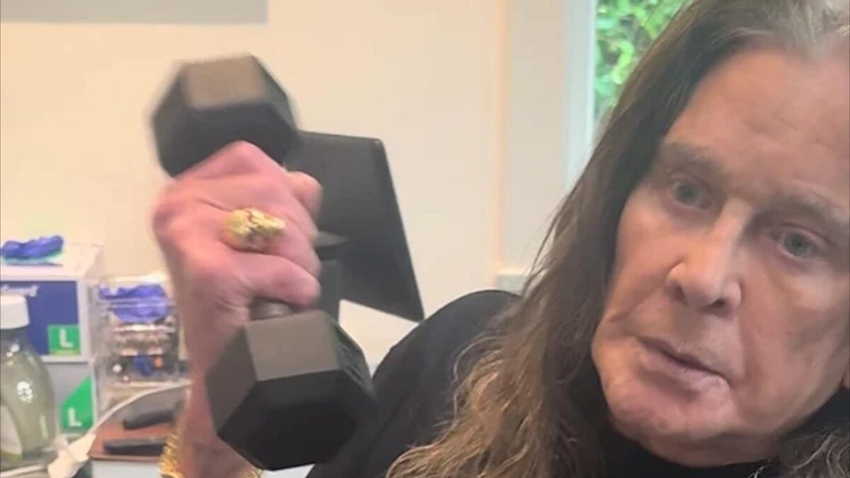 « Ozzy va bien, mais son corps n&rsquo;est pas toujours coopératif » : Ozzy Osbourne recommence « doucement à aller à la salle de sport »