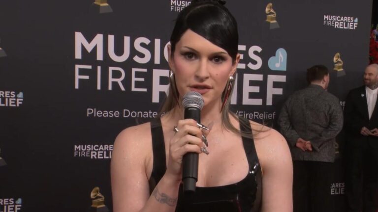 “Je suis Poppy” : Confondue avec Poppy, Courtney LaPlante (Spiritbox) improvise un rôle hilarant sur le tapis rouge des Grammy Awards