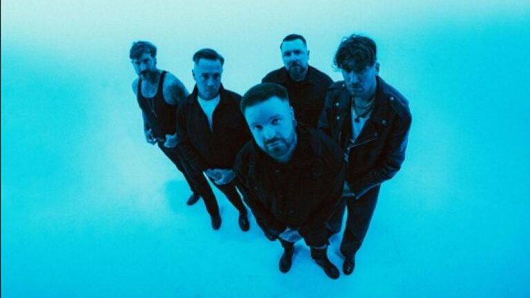 “La bande-son de ma vie” : Matty Mullins revisite Never Take Friendship Personal aux côtés d’Anberlin