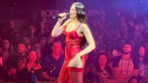 Regardez la pop star Dua Lipa reprendre Highway To Hell d’AC/DC sur scène