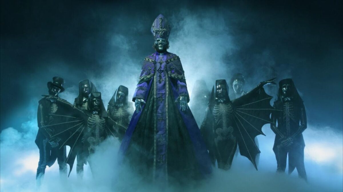 “On n’est tout simplement pas ce genre de groupe” : Ghost défend une setlist quasi fixe et un “show total” millimétré