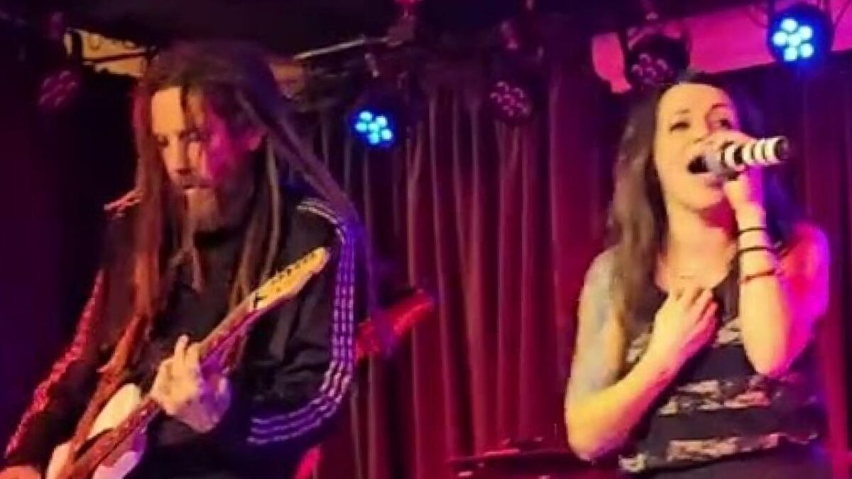 Regardez Brian “Head” Welch et Lacey Sturm joindre leurs forces sur scène pour jouer des classiques de Korn et Flyleaf