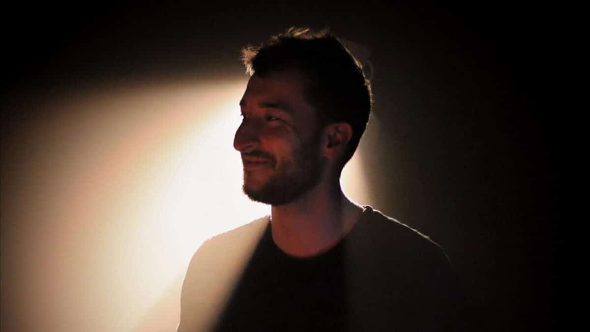 “Je suis ravi du contraste entre nos deux voix” : ADoS collabore à nouveau avec le frontman de Hypnagone