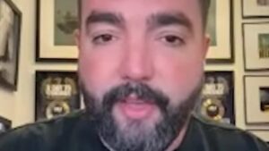 Le metal devrait être un milieu “plus collaboratif”, à l’instar du “hip-hop”, selon Jeremy McKinnon du groupe A Day To Remember